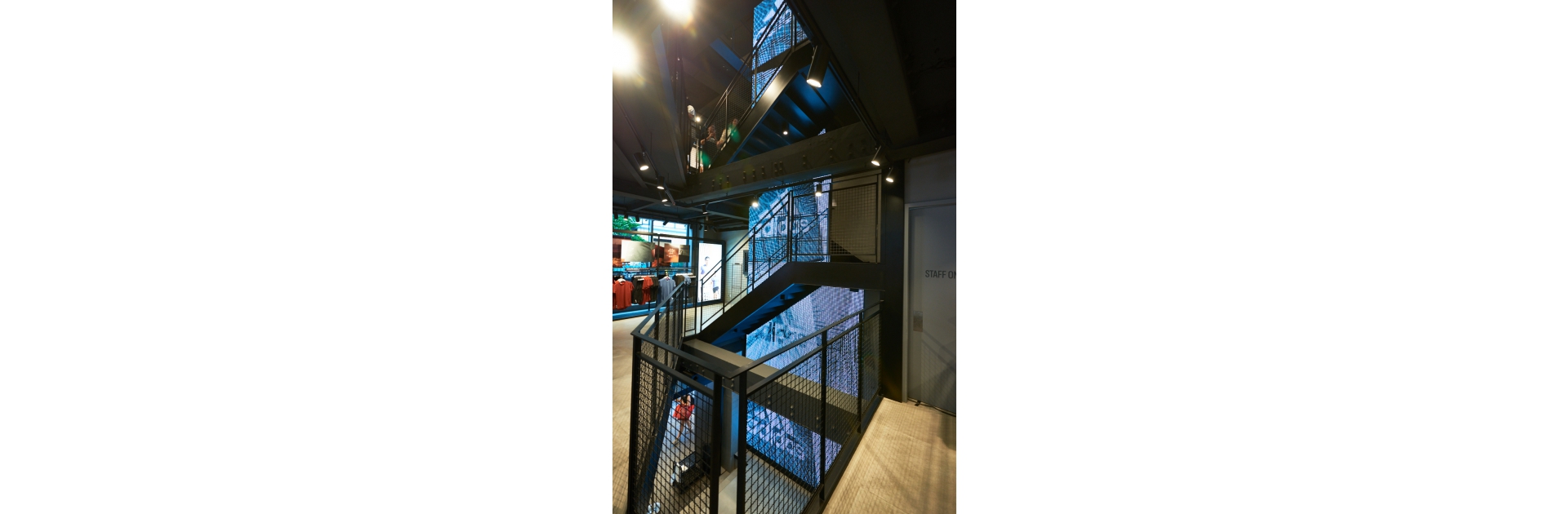 adidas西門漢中門市0609全新開幕 巨幅adidas LED螢幕貫穿四層樓