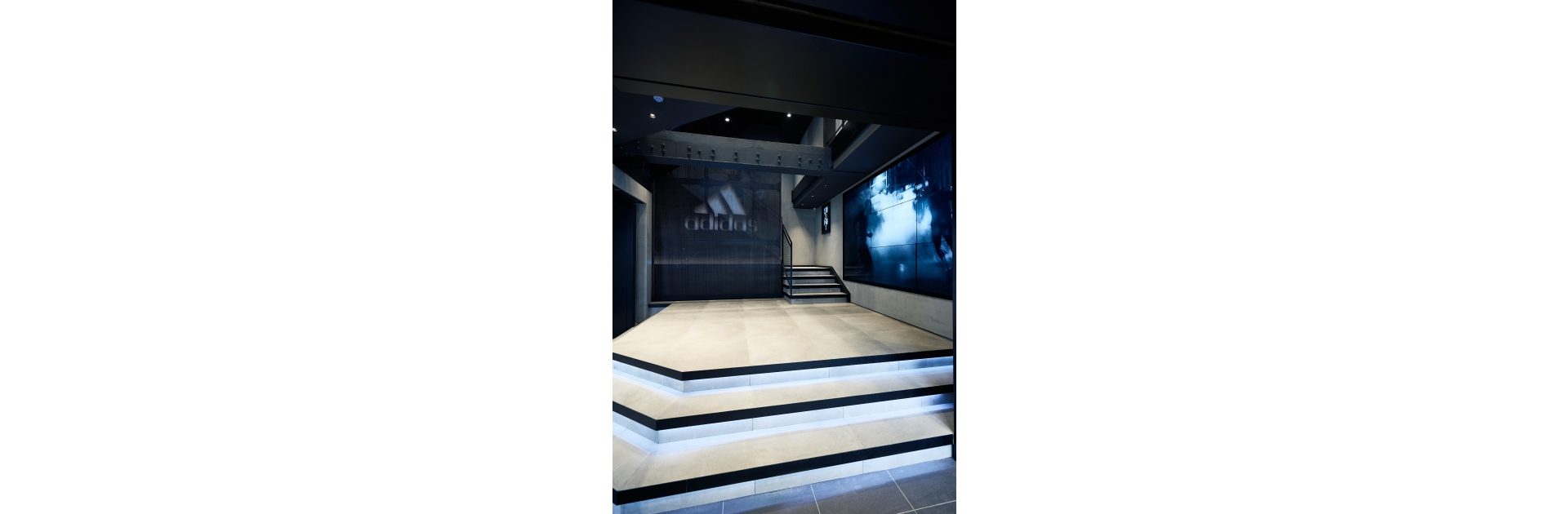 全新開幕adidas西門漢中門市，入口處以巨幅LED螢幕及電視牆呈現強烈adidas品牌形象。 1