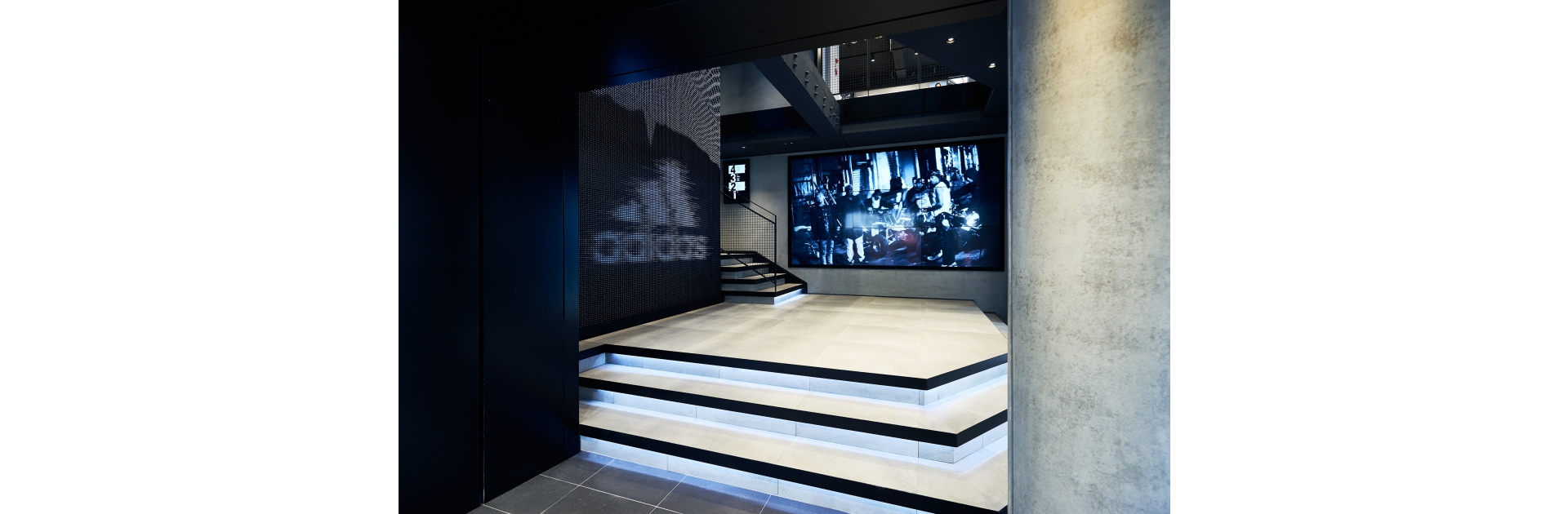 全新開幕adidas西門漢中門市，入口處以巨幅LED螢幕及電視牆呈現強烈adidas品牌形象。 2