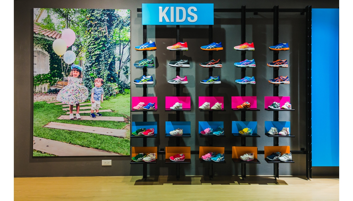 ASICS台北旗艦店備有完整專業童鞋 從學步時就保護寶寶的足部發展