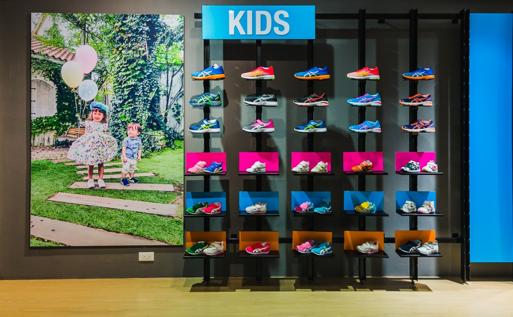 ASICS台北旗艦店備有完整專業童鞋 從學步時就保護寶寶的足部發展