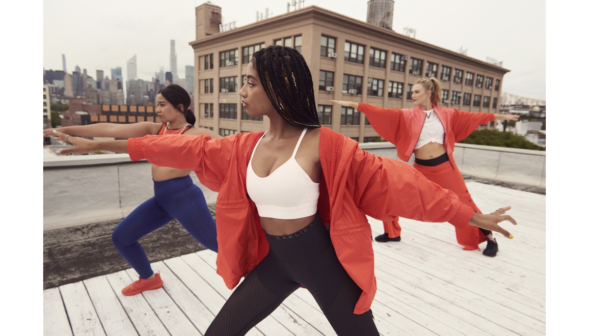 3. adidas x Karlie Kloss春季聯名系列以Karlie Kloss獨特的時尚視角與自身運動體驗為基礎，打造一系列兼具街頭時尚與環保永續概念的運動風格單品