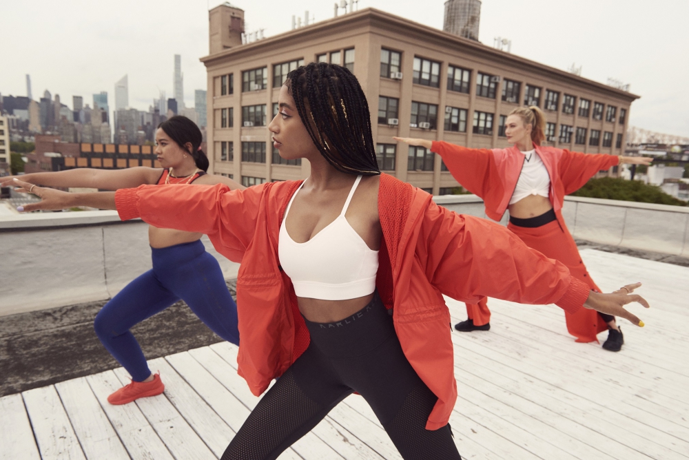 3. adidas x Karlie Kloss春季聯名系列以Karlie Kloss獨特的時尚視角與自身運動體驗為基礎，打造一系列兼具街頭時尚與環保永續概念的運動風格單品