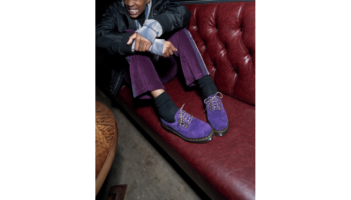 視覺系穿搭正夯！Dr. Martens「8053 五孔鞋」為早秋穿搭大放異彩！